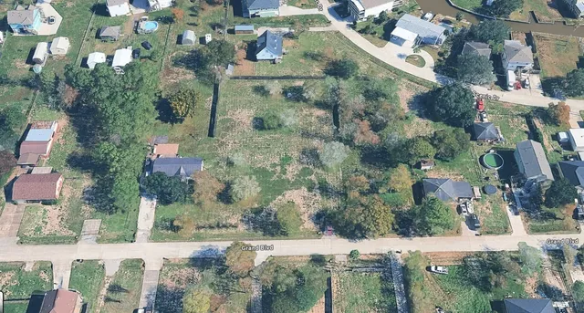 an outdoor space with lots of white buildings