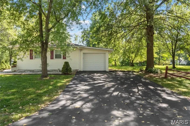 $2,300 | 107 Mark Trail Drive, Glen Carbon, IL 62034