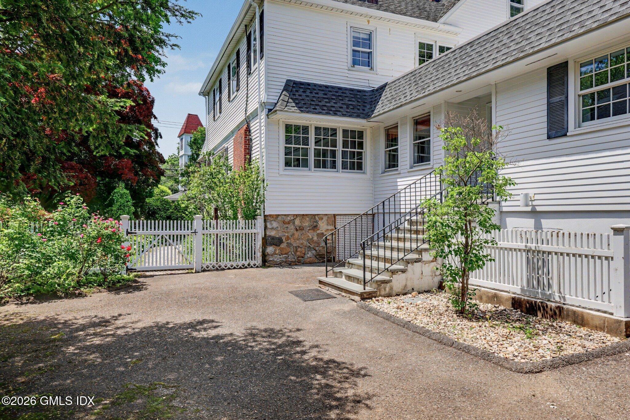 97 Riverside Avenue Riverside, CT 06878 - Photo 35 of 45 Courtyard