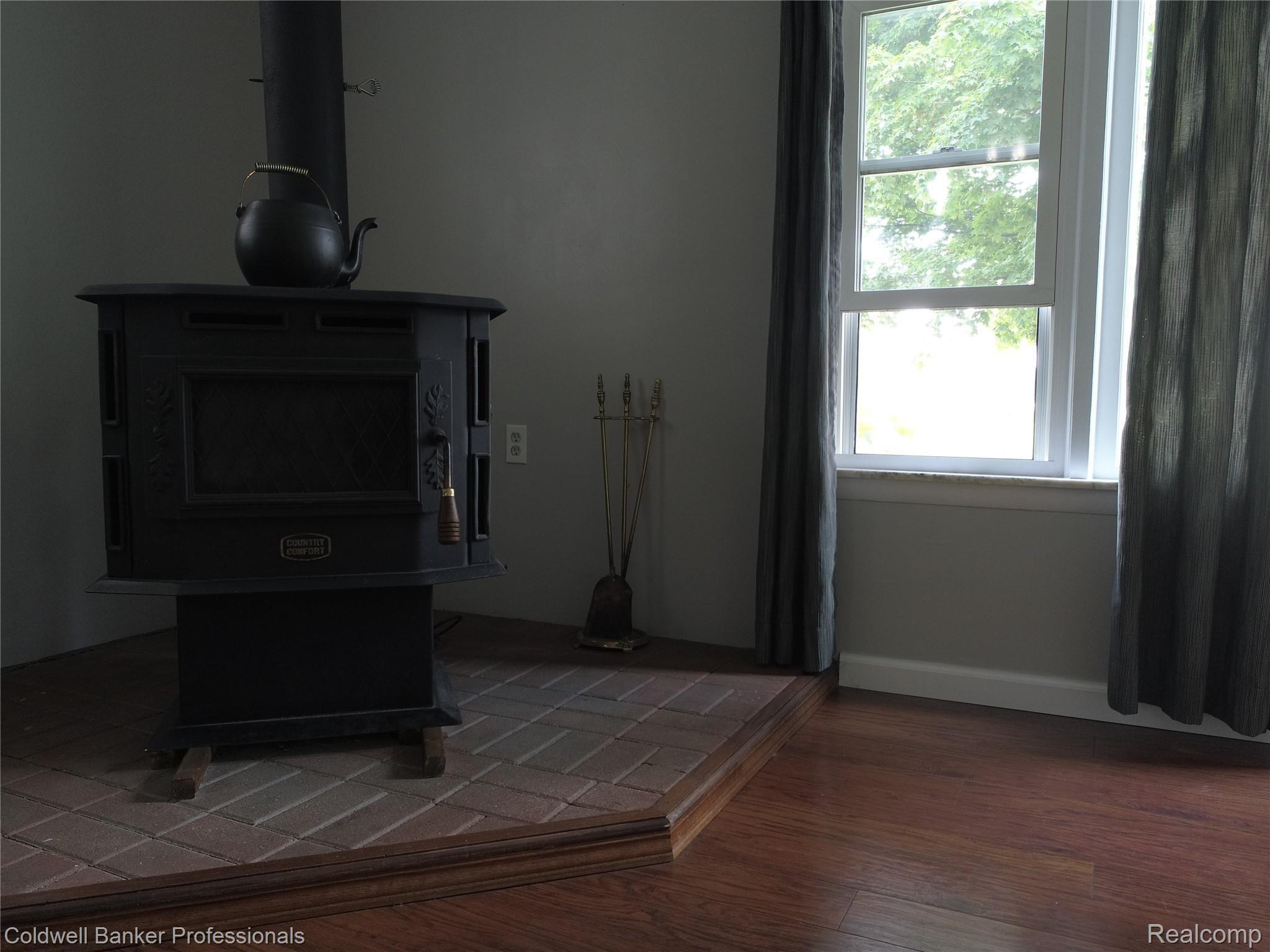 509 West Coulter Road Lapeer, MI 48446 - Photo 21 of 55 living 5.JPG