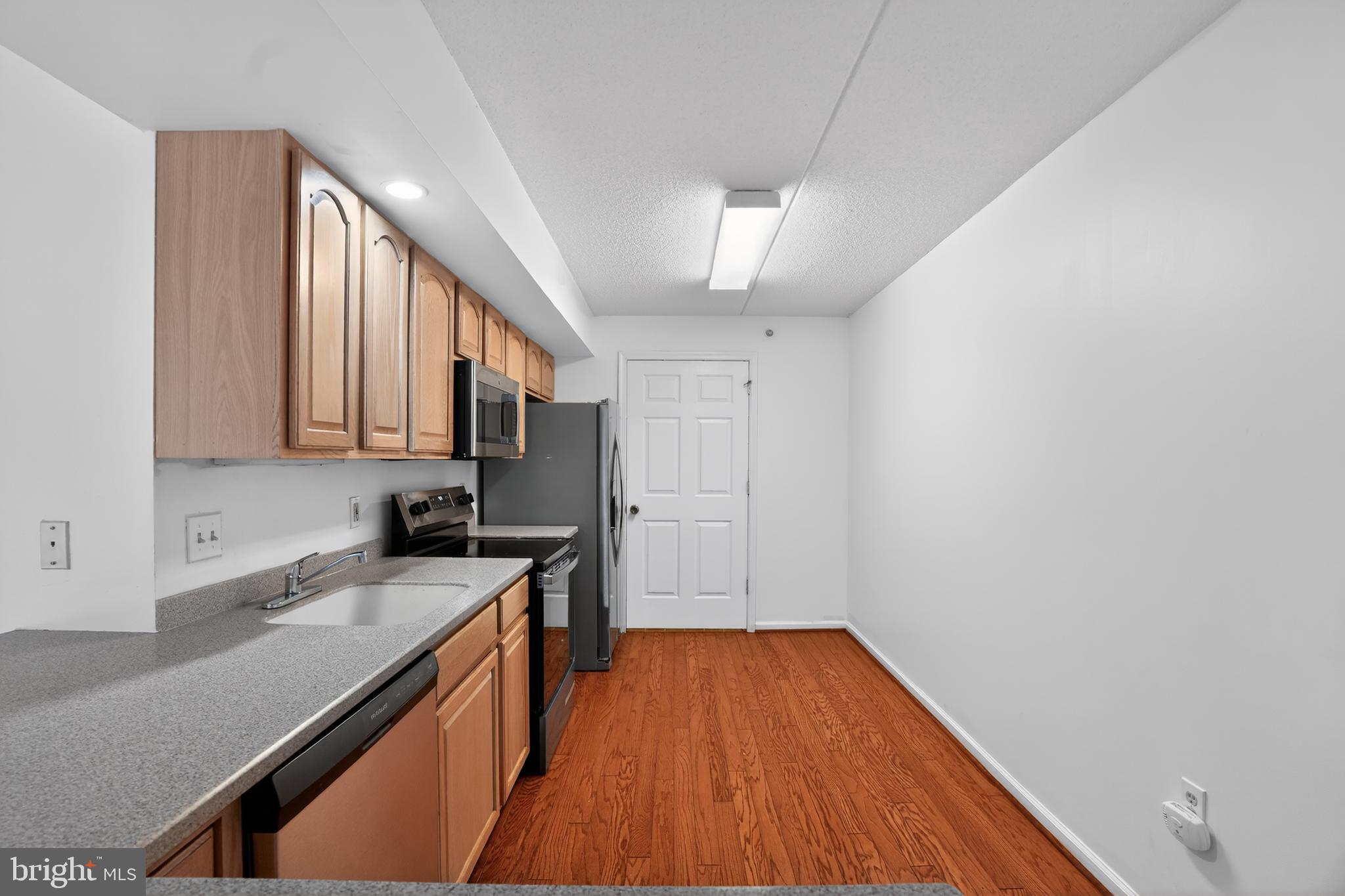 627 Brandon Road Norristown, PA 19403 - Photo 4 of 32 Brand new stainless steel appliances