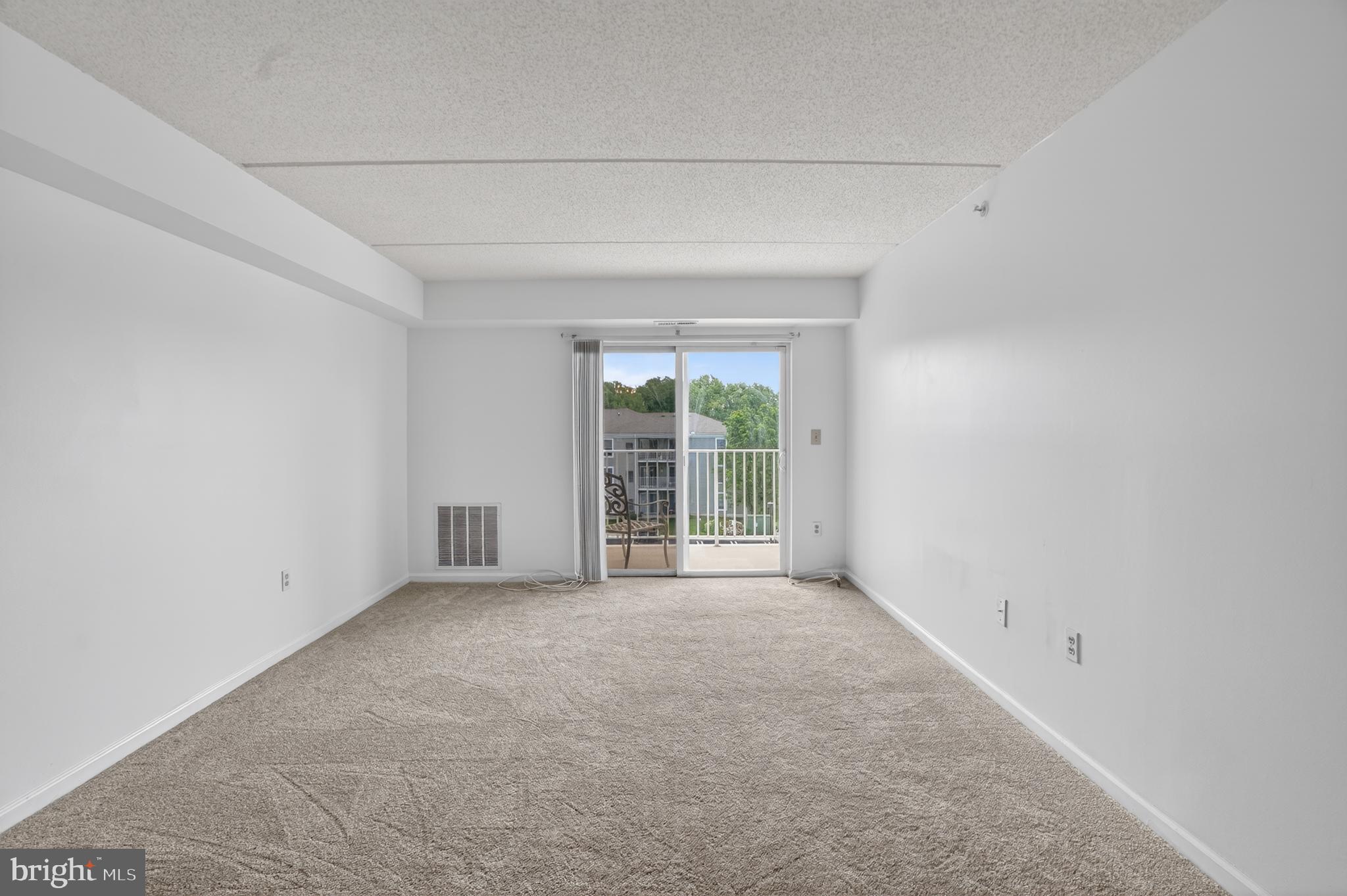 627 Brandon Road Norristown, PA 19403 - Photo 10 of 32 Large living/dining area