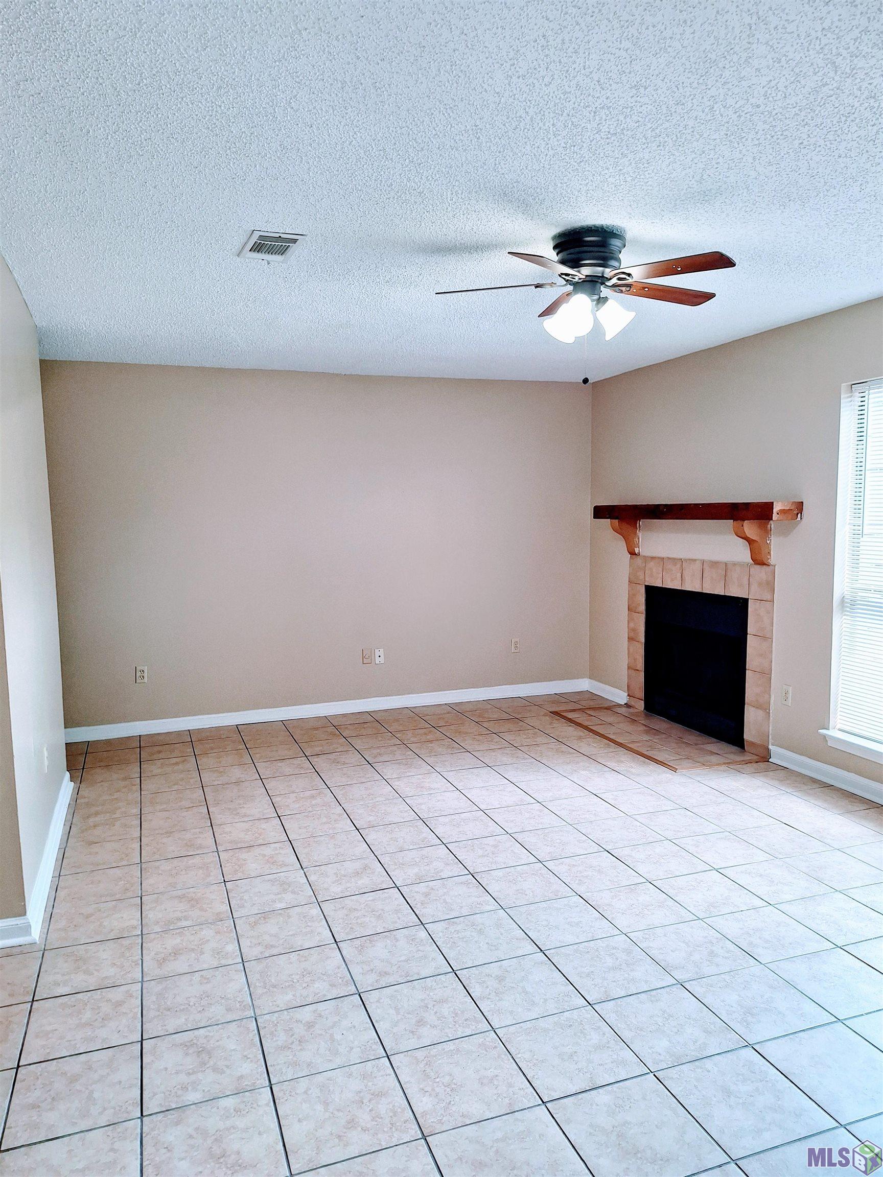 155 Marilyn Drive, Unit 44A Baton Rouge, LA 70815 - Photo 3 of 12 Living room