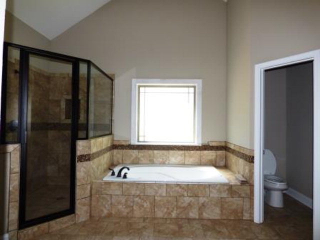211 Timber Ridge Boulevard Byron, GA 31008 - Photo 19 of 31 a bathroom with a bathtub and toilet