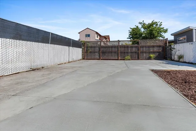 a view of a backyard