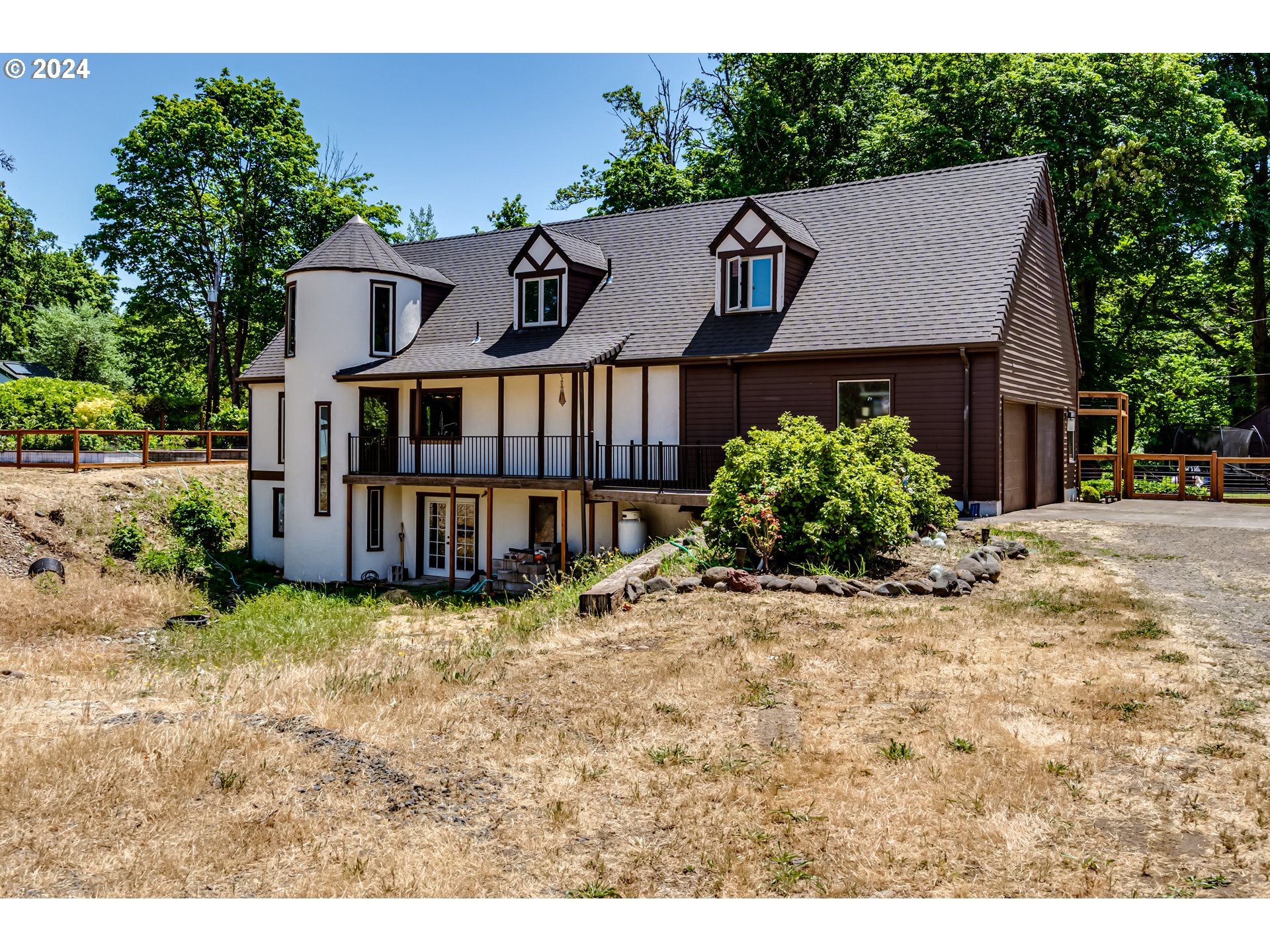 37198 Wheeler Road Pleasant Hill, OR 97455 - Photo 2 of 46 a front view of a house with garden