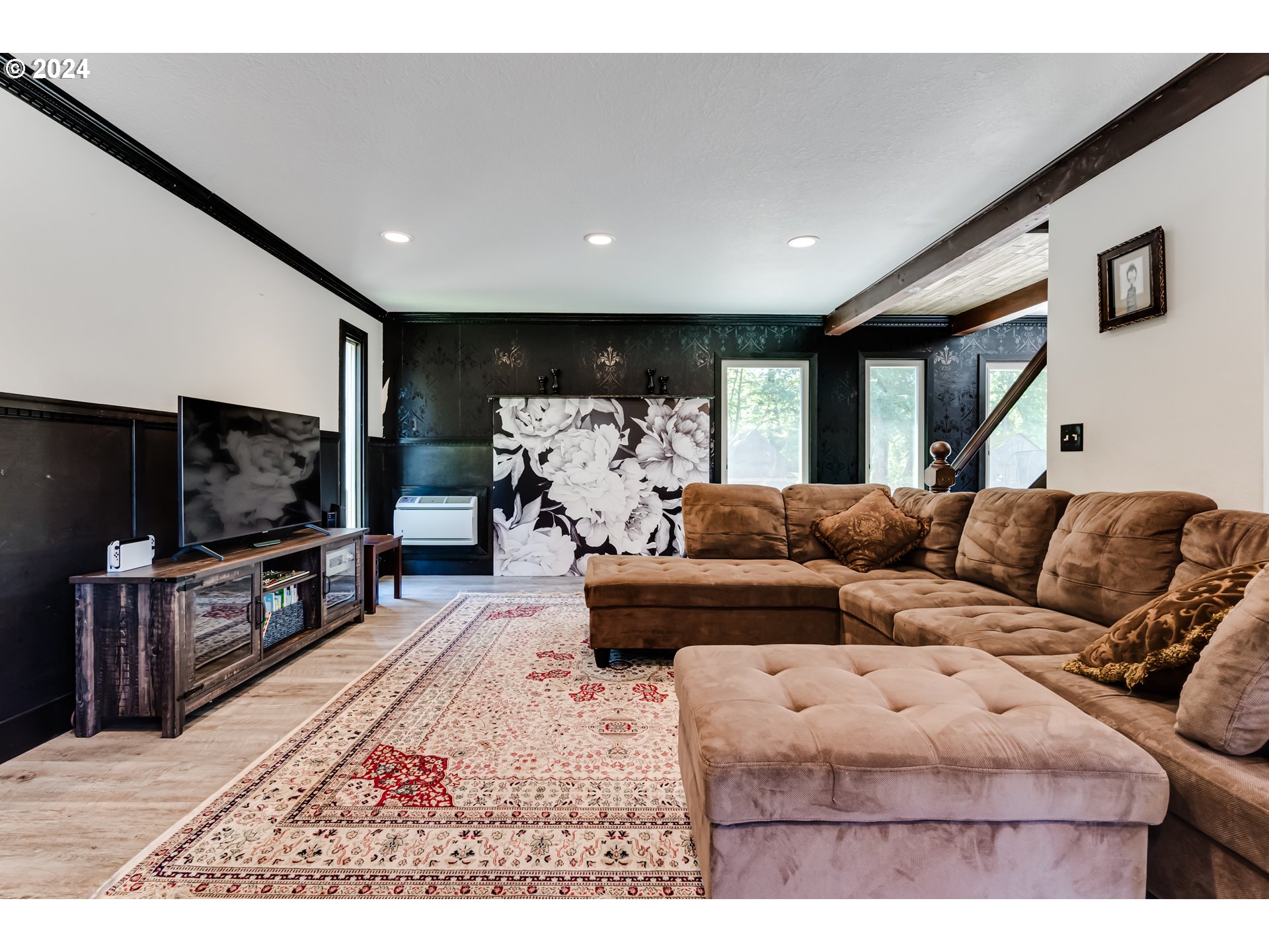37198 Wheeler Road Pleasant Hill, OR 97455 - Photo 23 of 46 a living room with furniture and a flat screen tv