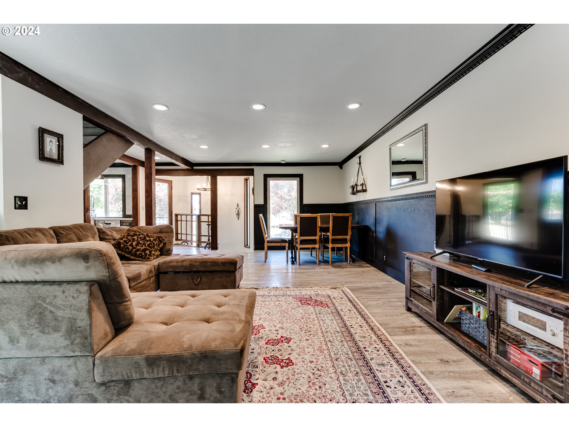 37198 Wheeler Road Pleasant Hill, OR 97455 - Photo 24 of 46 a living room with furniture and a flat screen tv