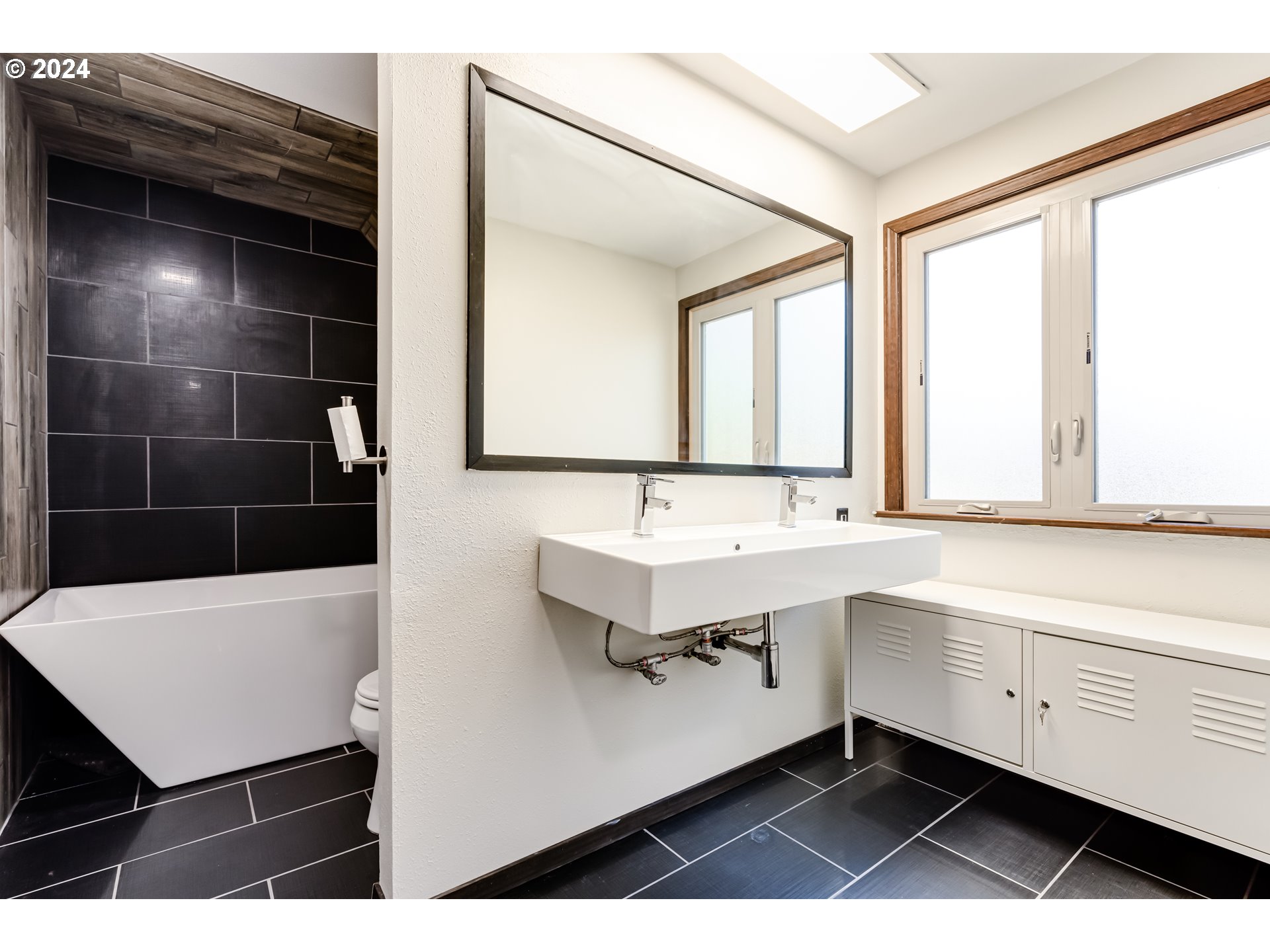 37198 Wheeler Road Pleasant Hill, OR 97455 - Photo 34 of 46 a bathroom with a sink a tub and a mirror