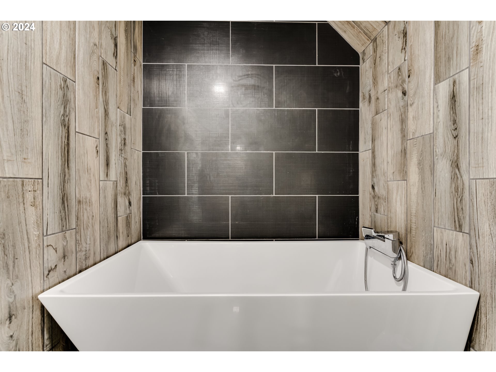 37198 Wheeler Road Pleasant Hill, OR 97455 - Photo 35 of 46 a bathroom with a bathtub
