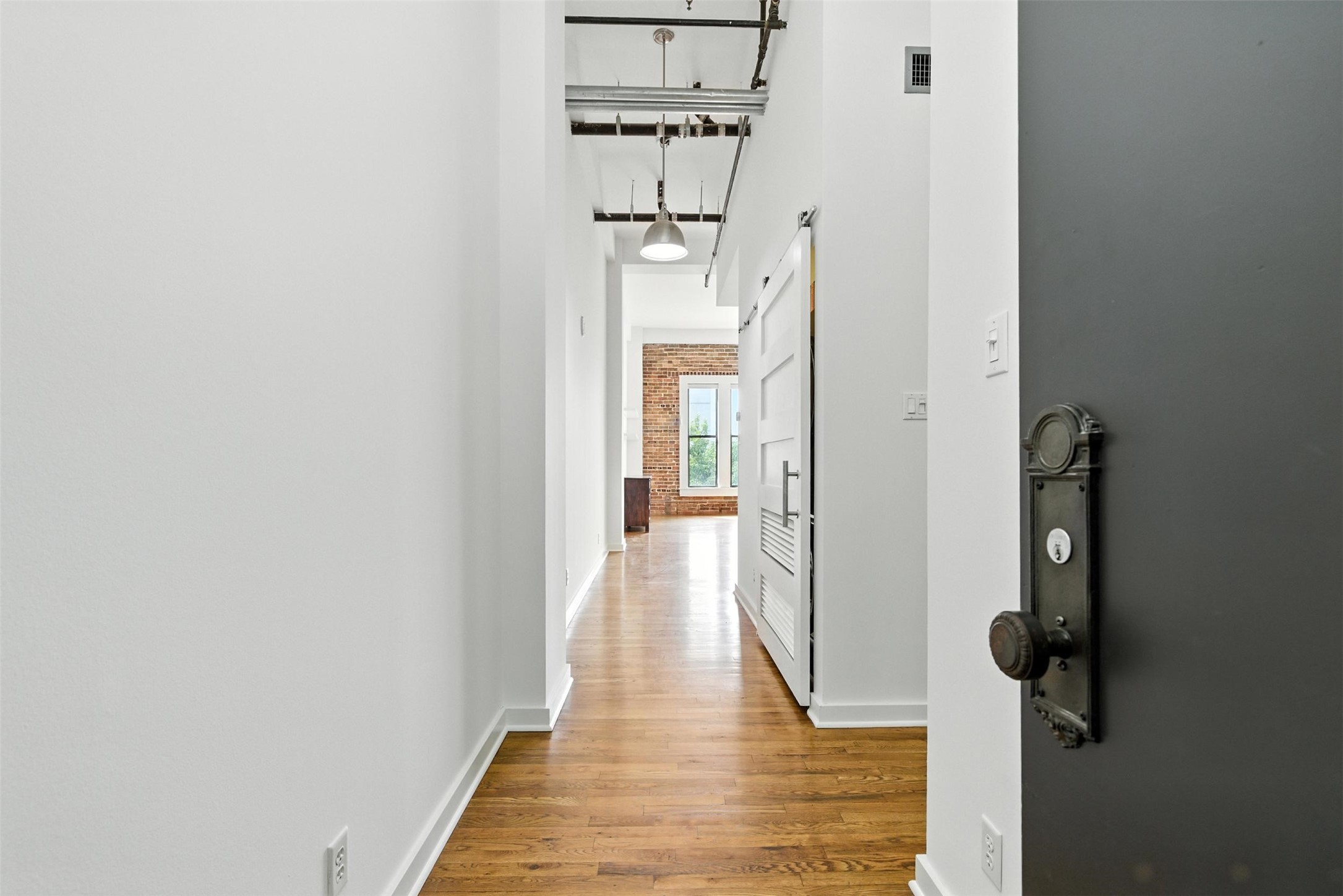 915 Franklin Street, Unit 2I Houston, TX 77002 - Photo 9 of 34 Step into the unit and you're immediately greeted with high ceilings and exposed piping.