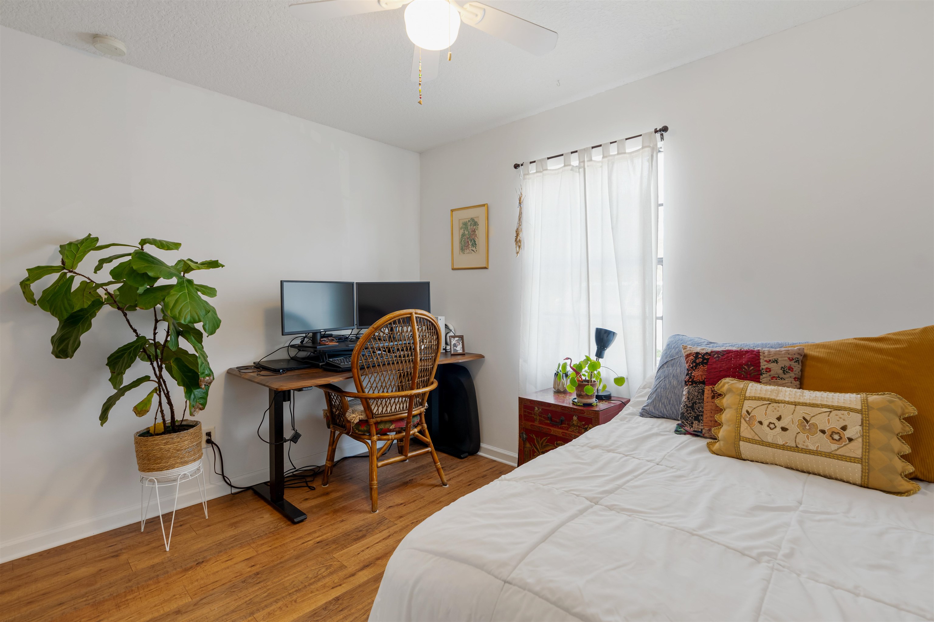 10 Brigantine Court St. Augustine, FL 32080 - Photo 11 of 26 a bedroom with a bed and a potted plant