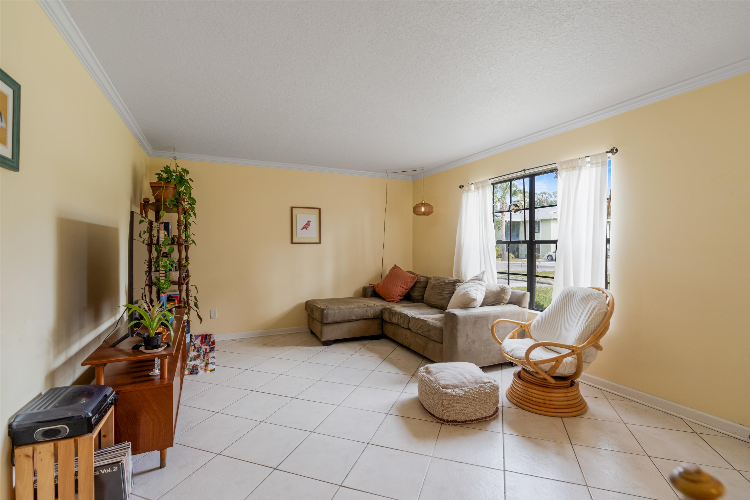 10 Brigantine Court St. Augustine, FL 32080 - Photo 4 of 26 a living room with furniture and a flat screen tv