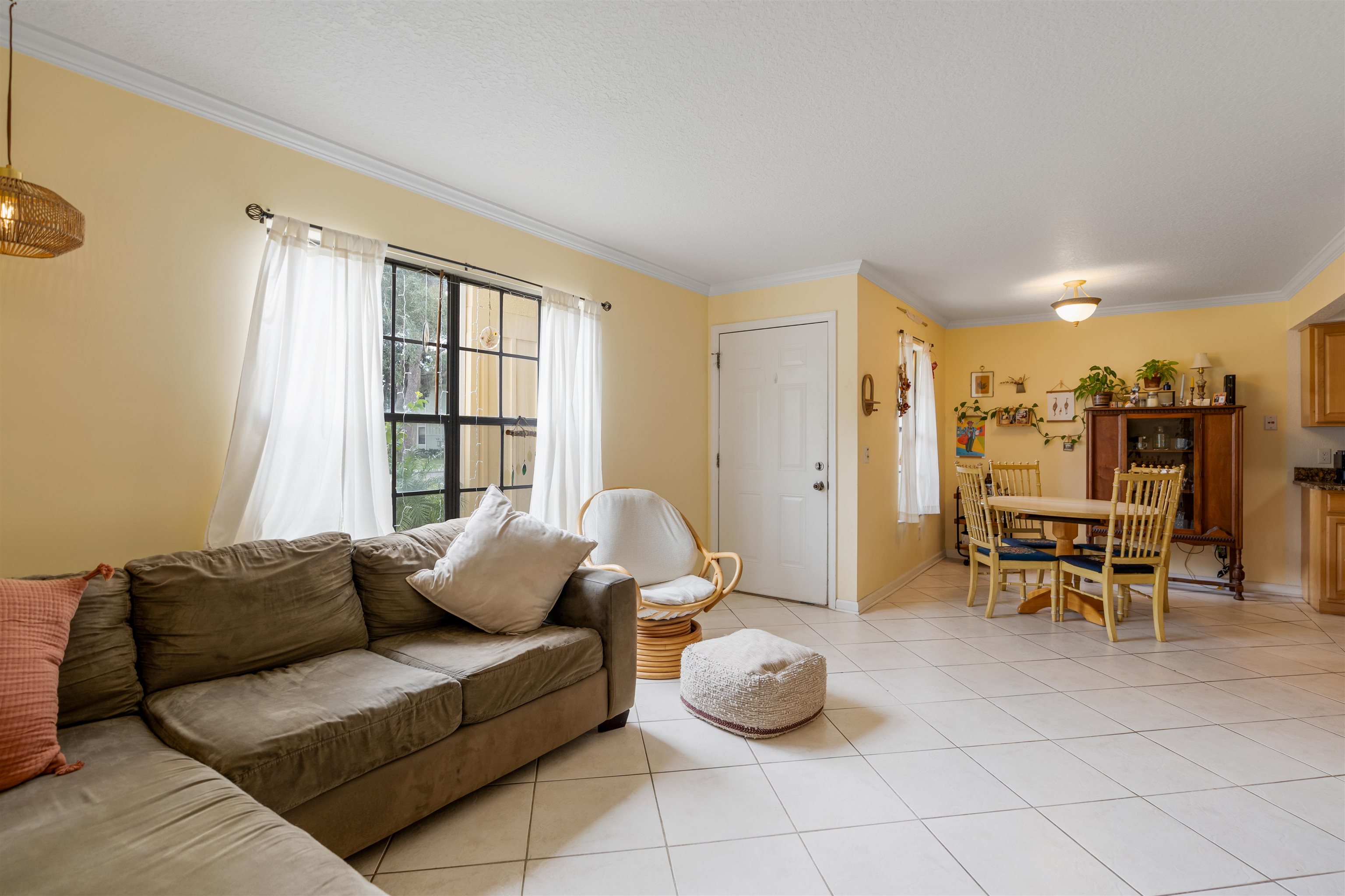 10 Brigantine Court St. Augustine, FL 32080 - Photo 5 of 26 a living room with furniture and a large window