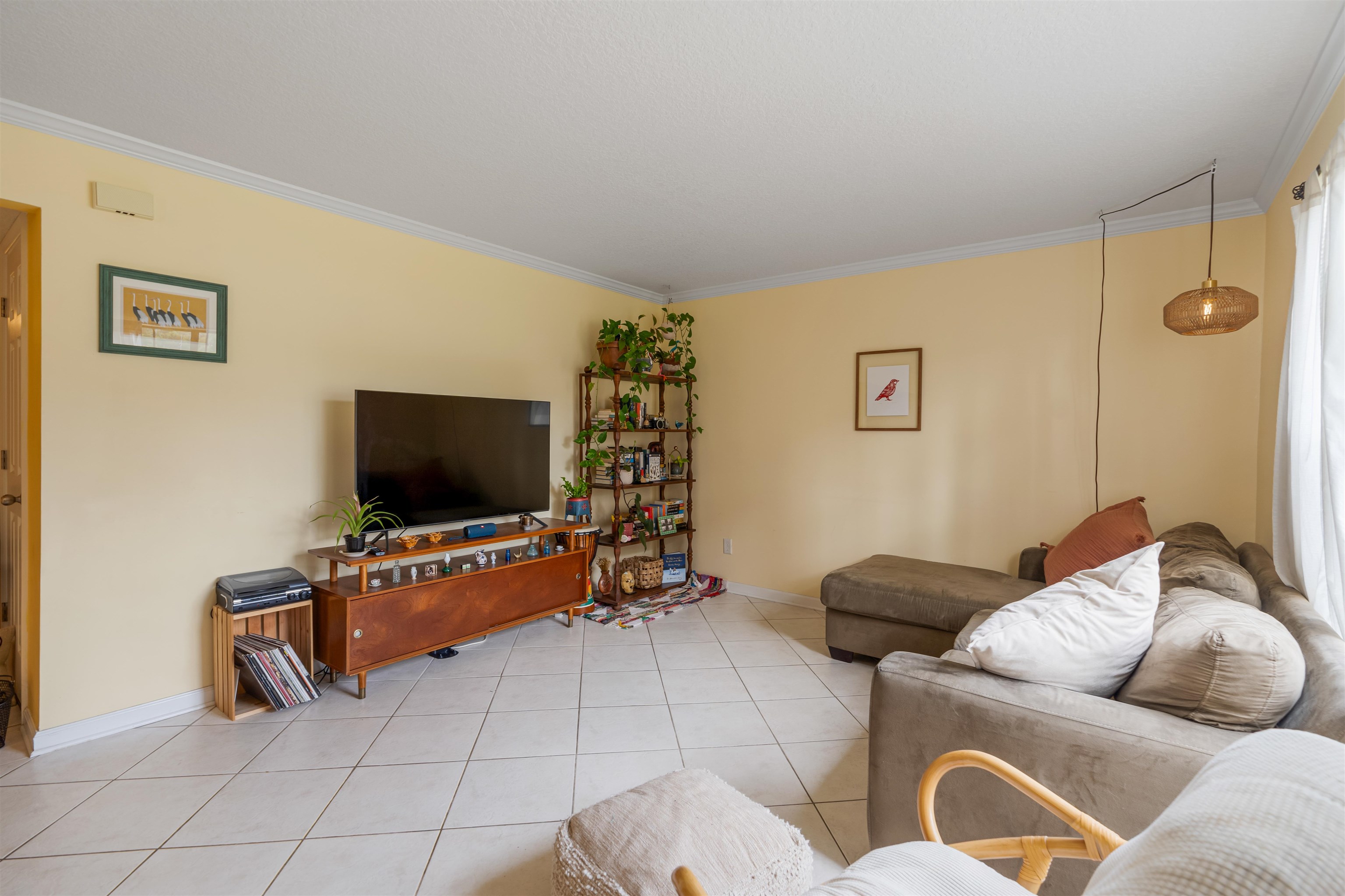 10 Brigantine Court St. Augustine, FL 32080 - Photo 6 of 26 a living room with furniture and a flat screen tv