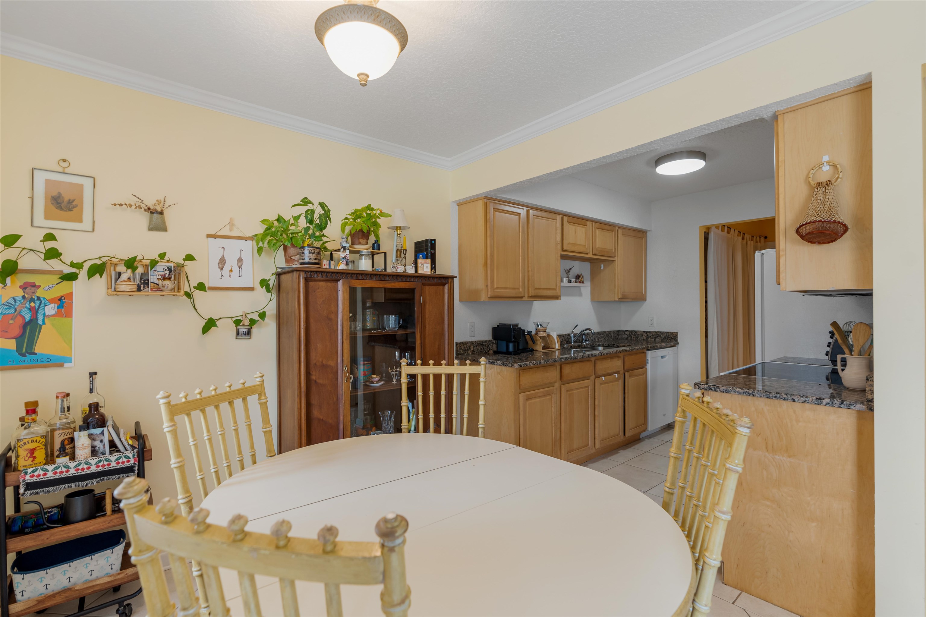 10 Brigantine Court St. Augustine, FL 32080 - Photo 8 of 26 a kitchen with a table and chairs in it