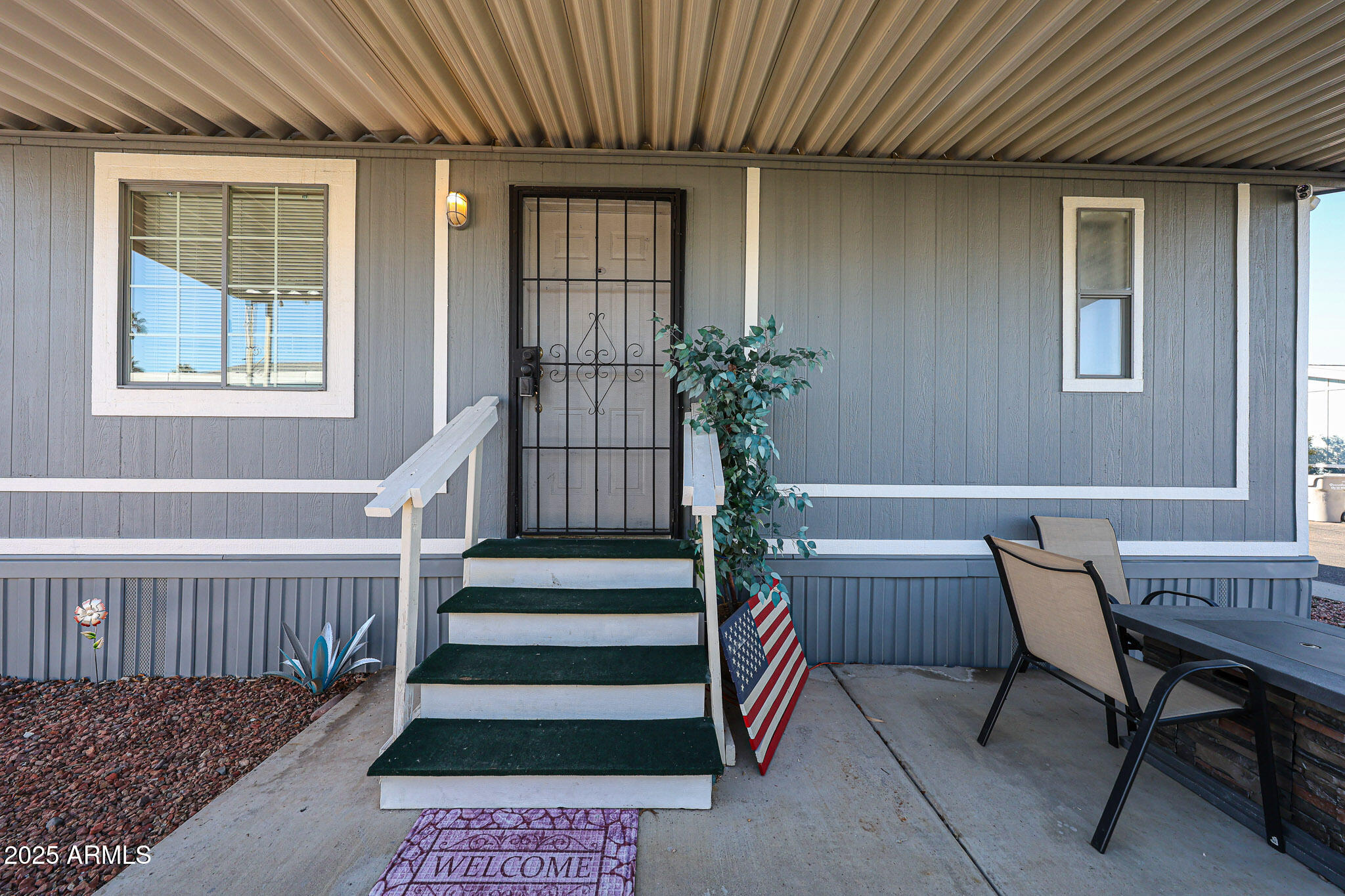 19602 North 32nd Street, Unit 32 Phoenix, AZ 85050 - Photo 3 of 37 a view of a livingroom with furniture