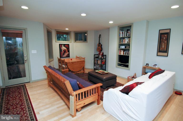 1847 California Street Northwest Washington, DC 20009 - Photo 11 of 30 Apartment Living Room