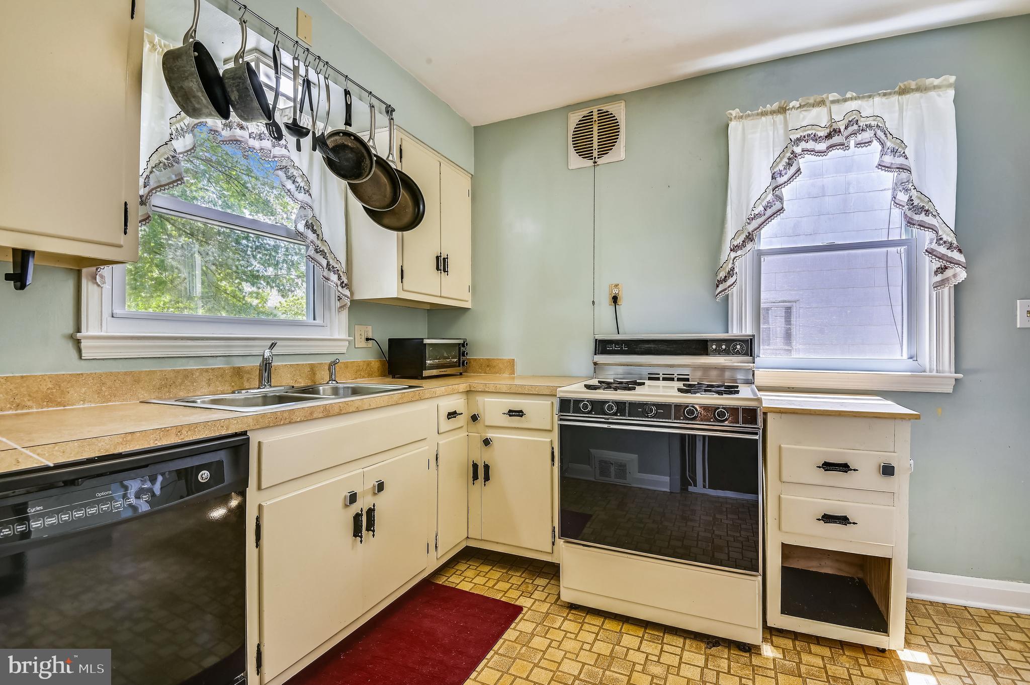 3613 Kenmar Road Baltimore, MD 21244 - Photo 4 of 64 Bright cheery kitchen