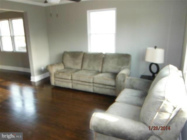 2824 Garnet Road Baltimore, MD 21234 - Photo 8 of 22 Living Room
