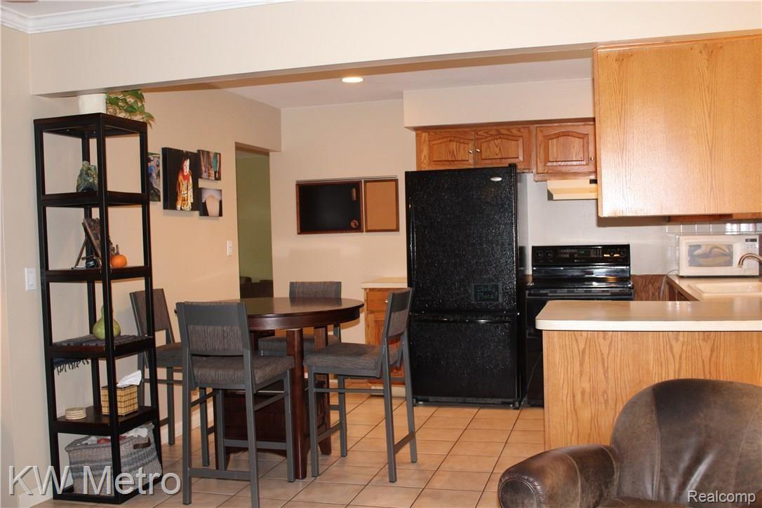 25015 Rubin Road Warren, MI 48089 - Photo 10 of 22 Kitchen/Dining Area