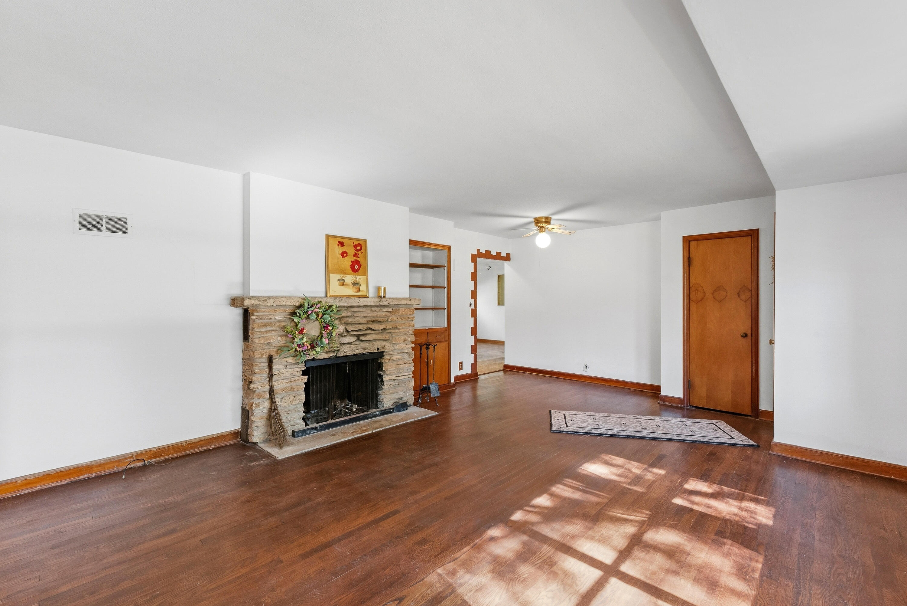 6430 West Freistadt Road Mequon, WI 53092 - Photo 2 of 19 Living Room