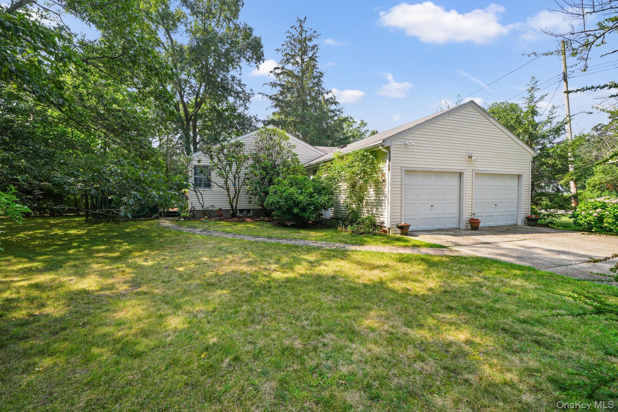 33 Overlook Road Ardsley, NY 10502 - Photo 27 of 32 a backyard of a house with plants and large tree
