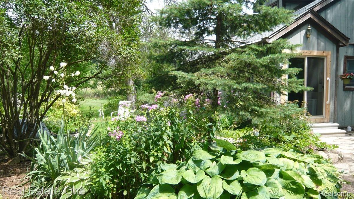 9639 Currie Road Northville, MI 48167 - Photo 5 of 24 PERENNIAL BEDS & COUNTLESS TRESS