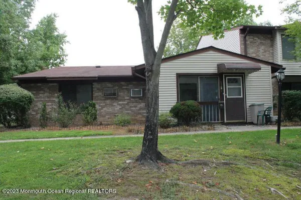 $2,200 | 134 Amberly Drive, Unit F, Manalapan, NJ 07726