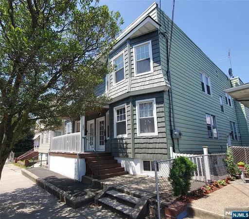 $2,300 | 297 Chestnut Street, Unit 2R, Kearny, NJ 07032