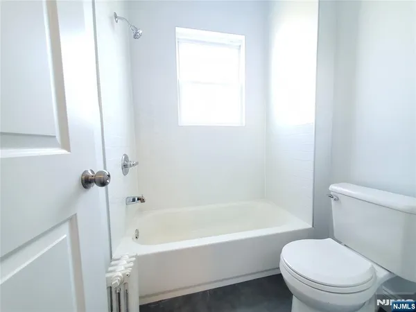 $2,300 | 297 Chestnut Street, Unit 2R, Kearny, NJ 07032