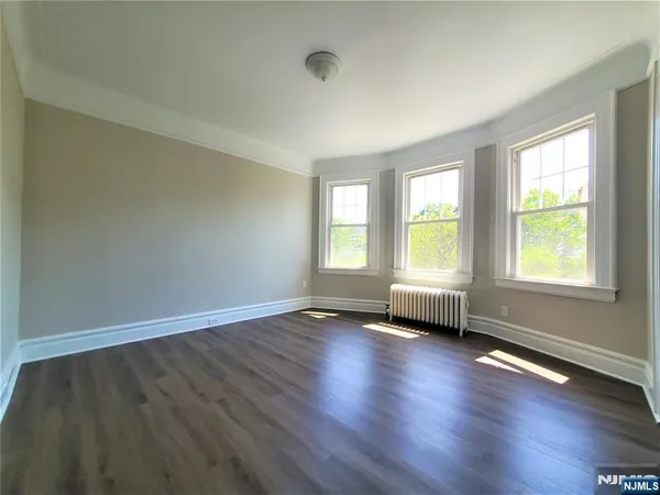 $2,300 | 297 Chestnut Street, Unit 2R, Kearny, NJ 07032