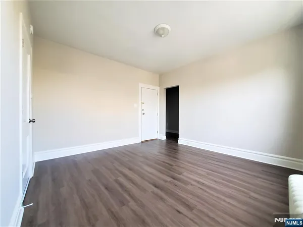 $2,300 | 297 Chestnut Street, Unit 2R, Kearny, NJ 07032