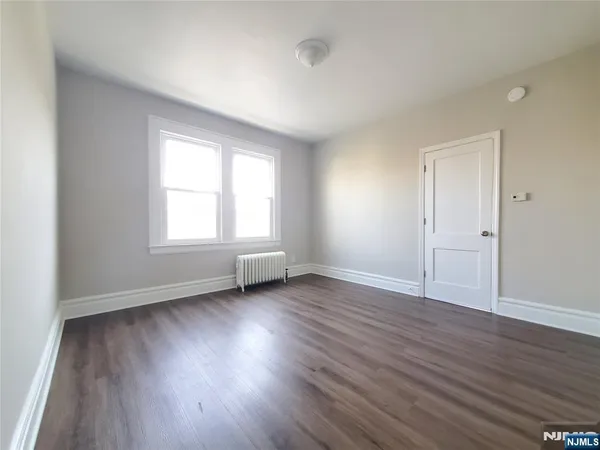 $2,300 | 297 Chestnut Street, Unit 2R, Kearny, NJ 07032