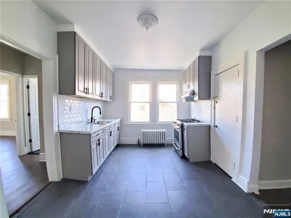 $2,300 | 297 Chestnut Street, Unit 2R, Kearny, NJ 07032