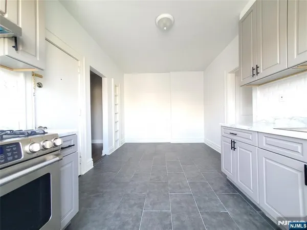 $2,300 | 297 Chestnut Street, Unit 2R, Kearny, NJ 07032