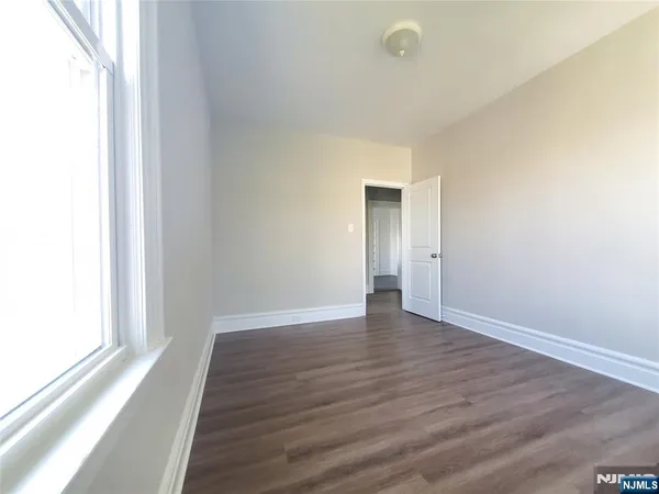 $2,300 | 297 Chestnut Street, Unit 2R, Kearny, NJ 07032