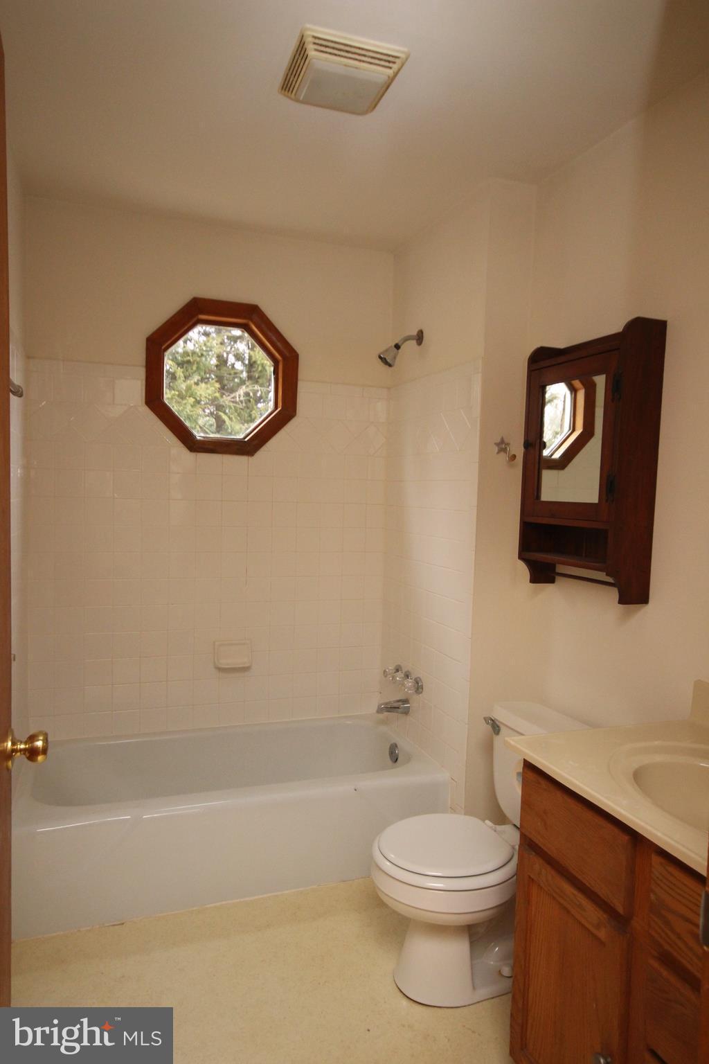 4304 Harney Road Taneytown, MD 21787 - Photo 9 of 14 Bath