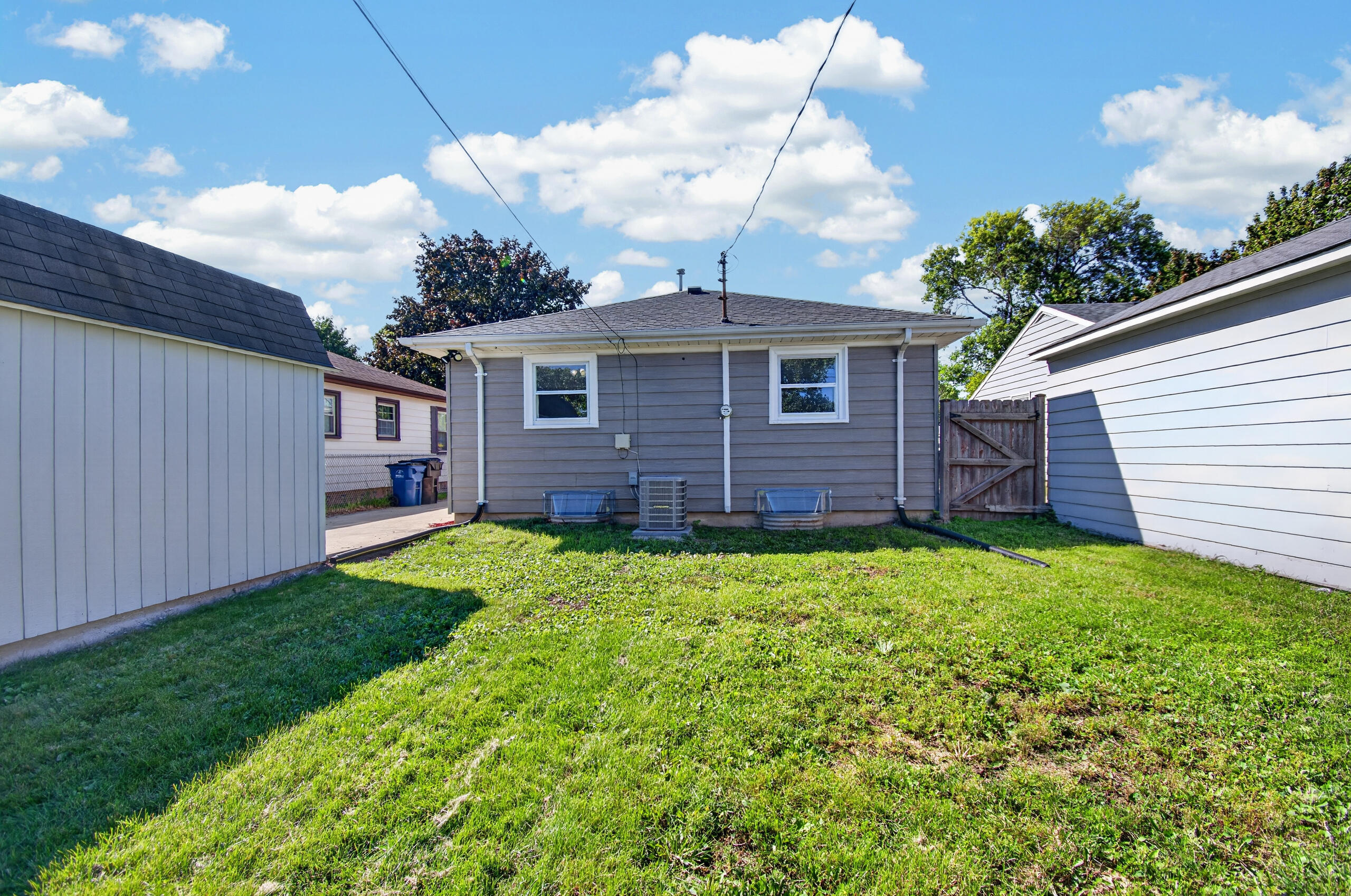 2039 Wustum Avenue Racine, WI 53404 - Photo 23 of 24 IMG_5953