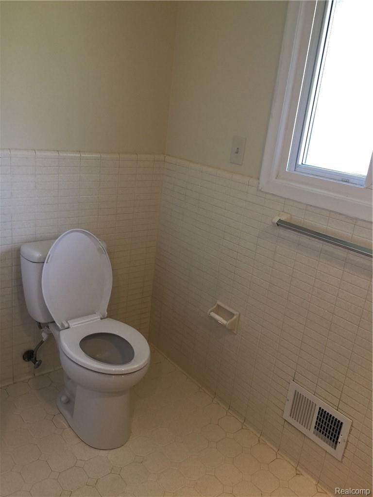 27203 Bunert Road Warren, MI 48088 - Photo 23 of 31 IMG_0481 (1).JPG