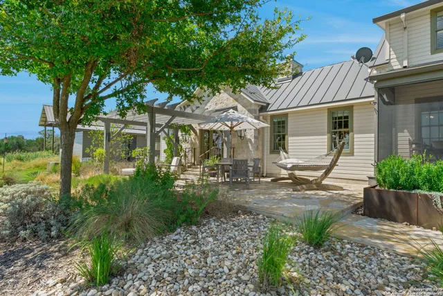 a view of entryway with furniture