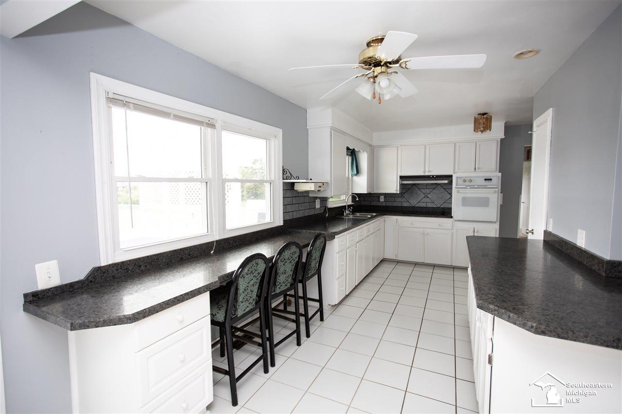 619 East Erie Road Temperance, MI 48182 - Photo 5 of 38 31392238-4.JPG