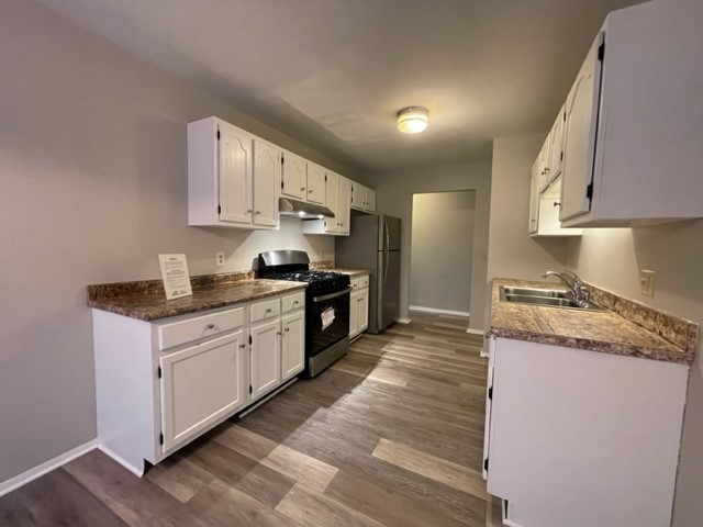 10 Ingleshire Road Montgomery, IL 60538 - Photo 9 of 26 a kitchen with granite countertop cabinets stainless steel appliances and a counter space