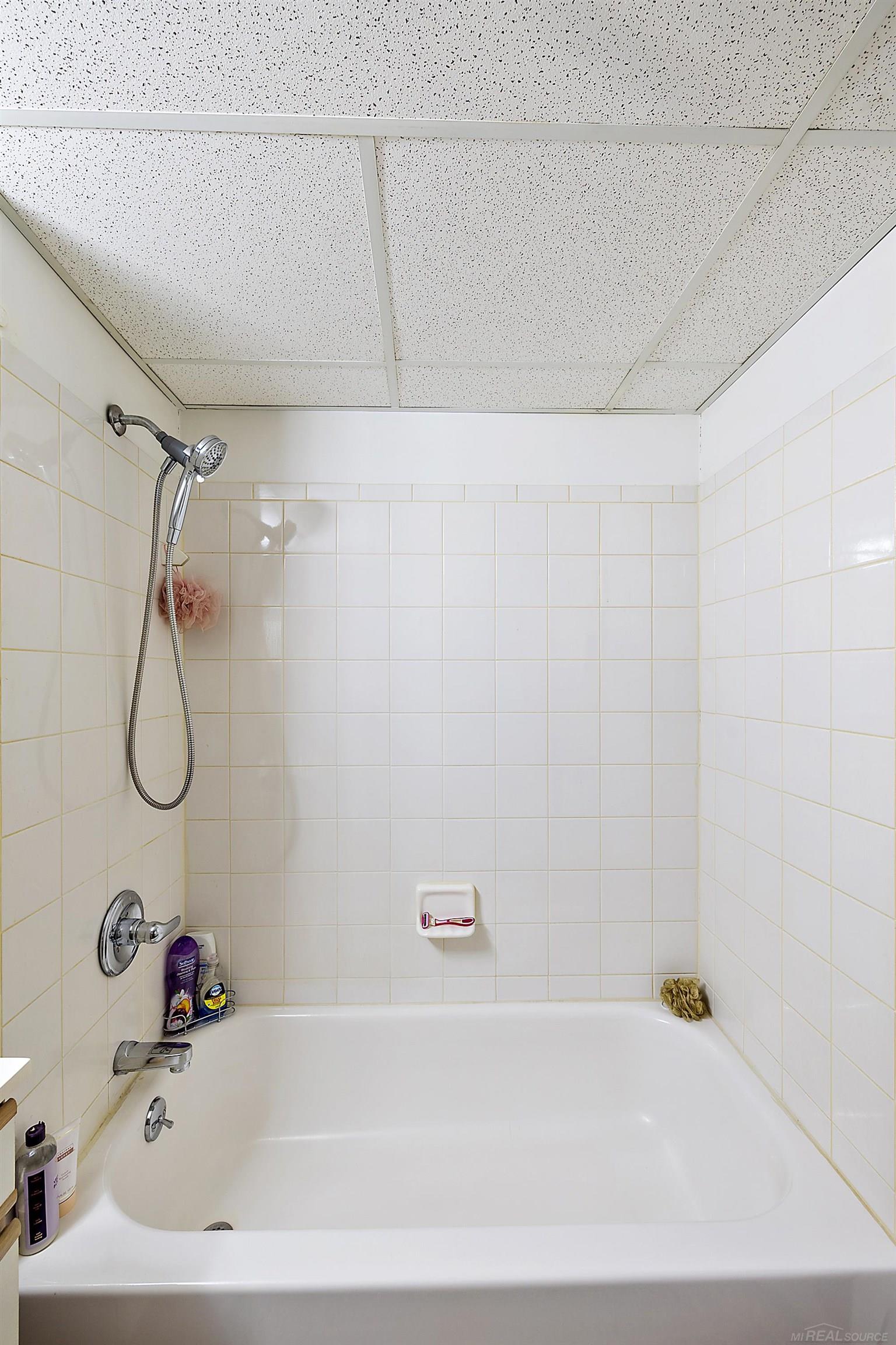 2322 London Bridge Drive Rochester, MI 48307 - Photo 29 of 32 50148120-1e40182d-bd86-40d9-aaed-fc824dc1f23b.JPG