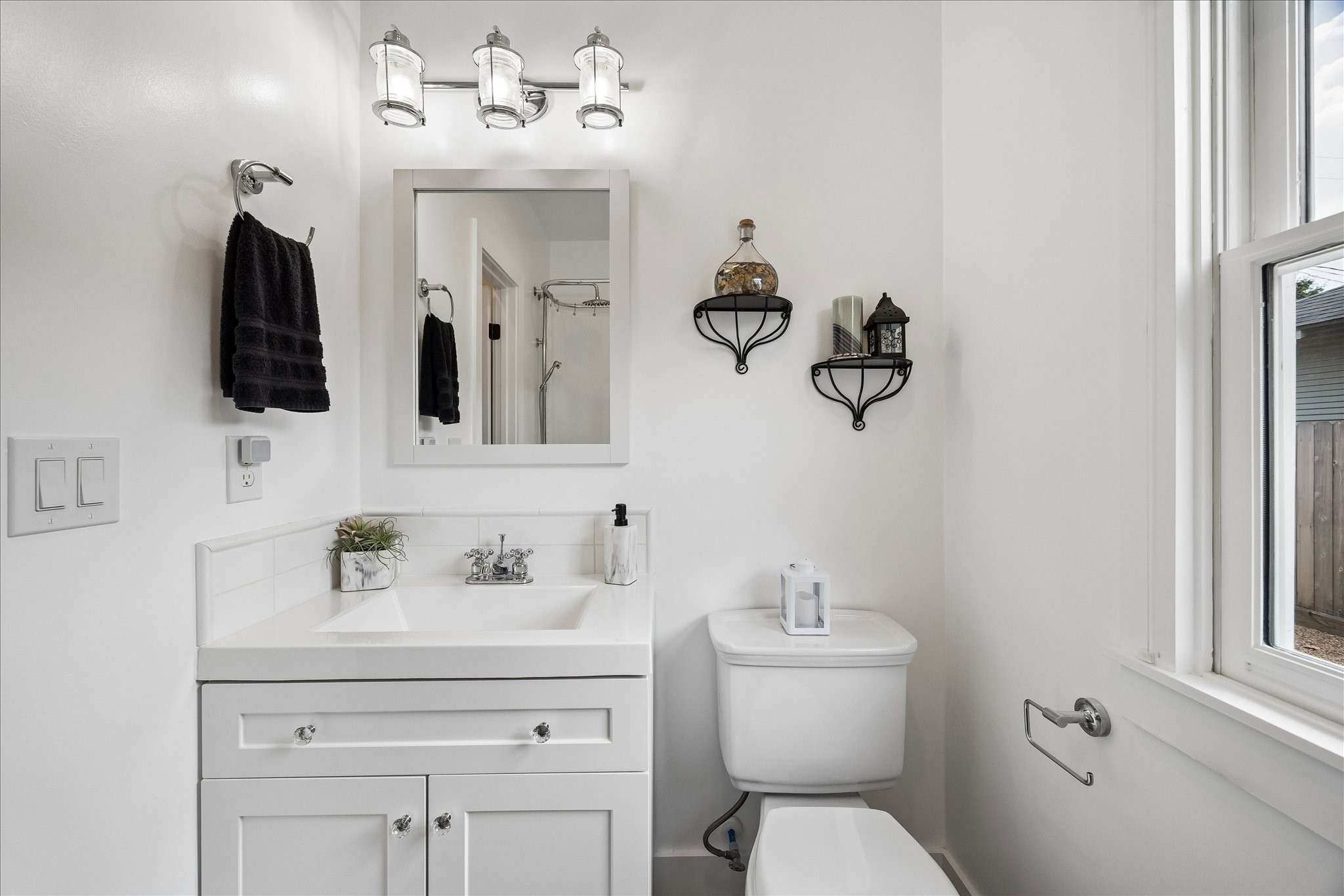 1019 East 14th Street Houston, TX 77009 - Photo 19 of 34 a bathroom with a sink mirror and toilet