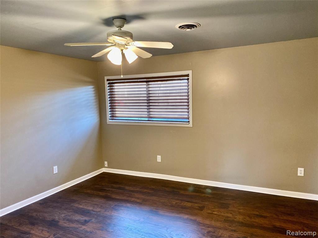 51811 Card Road Macomb, MI 48042 - Photo 17 of 25