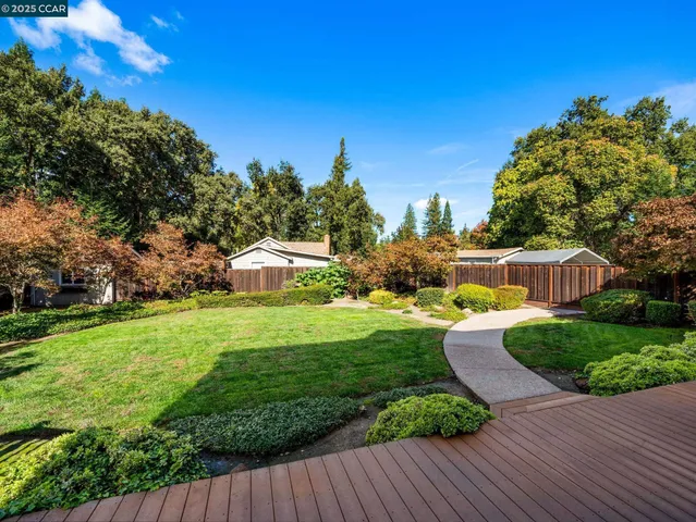 a view of a back yard