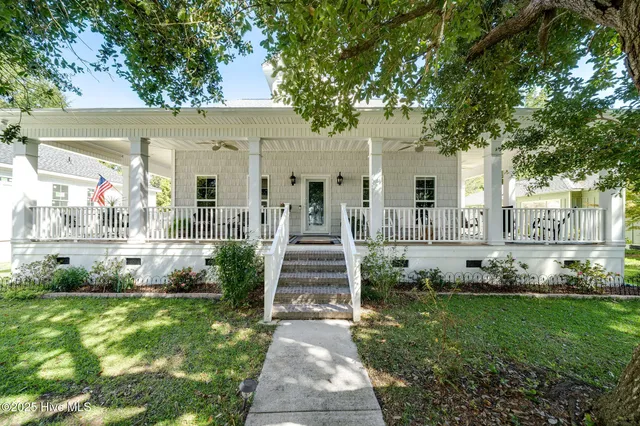 $849,900 | 212 Lakeshore Drive, Lake Waccamaw, NC 28450