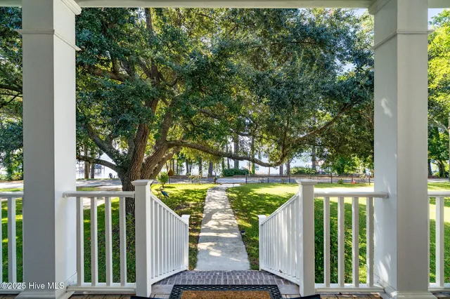 $849,900 | 212 Lakeshore Drive, Lake Waccamaw, NC 28450