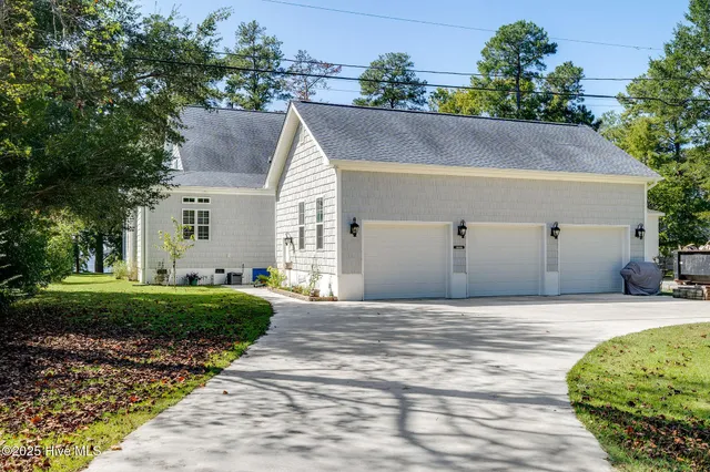 $849,900 | 212 Lakeshore Drive, Lake Waccamaw, NC 28450